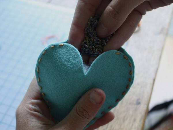 diy-heart-sachet-favors-4-600x454