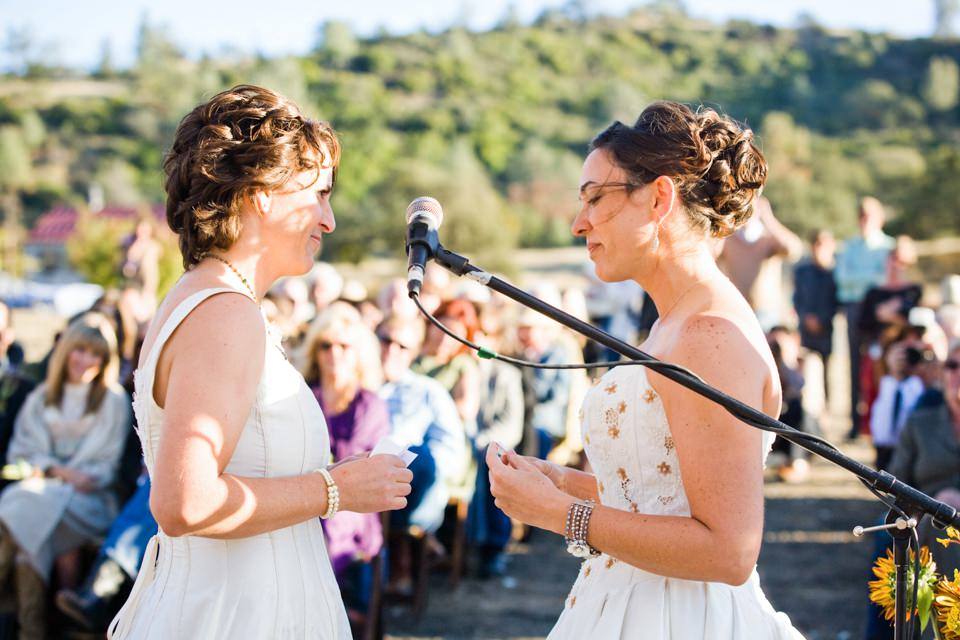 tracey-tracys-calimonia-farmhouse-lesbian-wedding_0012