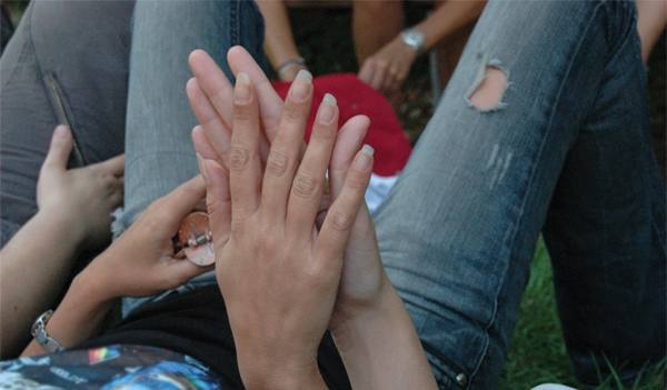 palestine_holdinghands_blurred-a9b87d9d