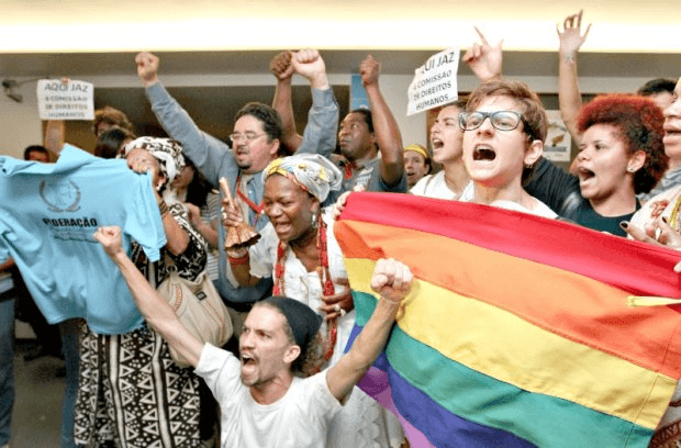 1-a-1-a-a-a-a-a-a-cdhm-ativistas-protestam